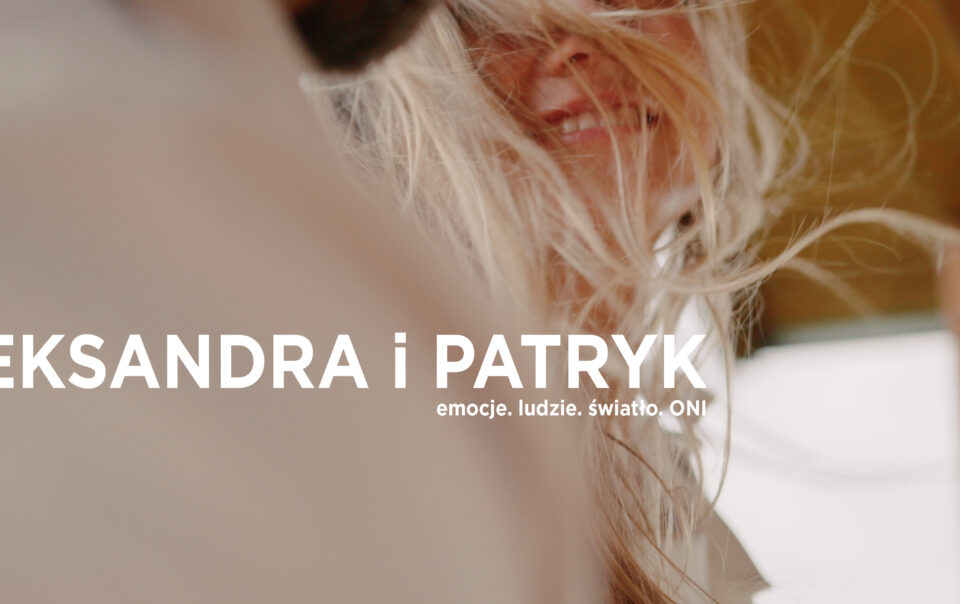 Ślub Aleksandry i Patryka w Małym Młynie w Stargardzie - romantyczny kadr w złotej godzinie, emocje i naturalne światło